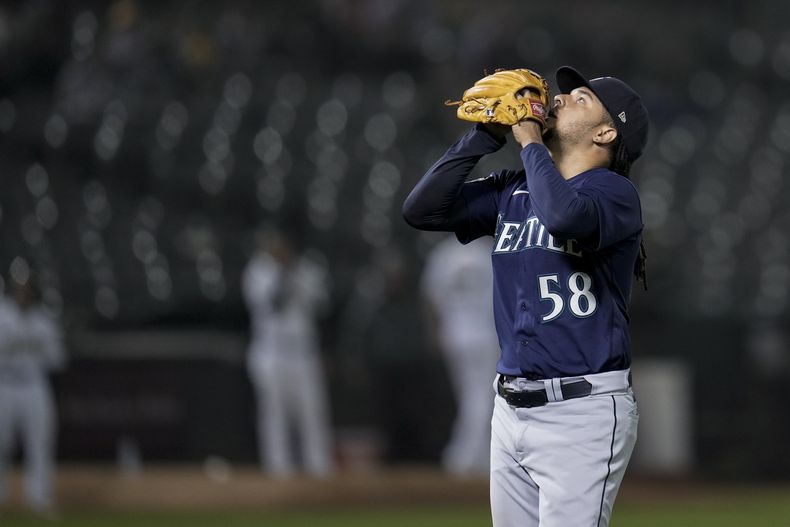 El dominicano Luis Castillo, de los Marineros de Seattle, festeja tras resolver la sexta entrada del encuentro ante los Atléticos de Oakland, el martes 19 de septiembre de 2023 (AP Foto/Godofredo A. Vásquez)