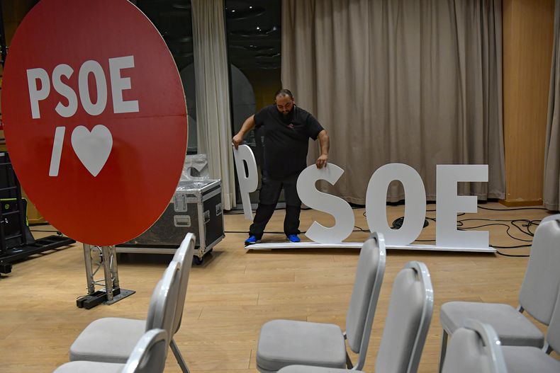 Un operario retira la escenografía tras un mítin de campaña del presidente del gobierno y candidato del Partido Socialista a la reelección, Pedro Sánchez, en Huesca, en el norte de España, el 17 de julio de 2023. Las elecciones generales del 23 de julio podrían convertir a España en el último de la Unión Europea en virar hacia la derecha. La mayoría de las encuestas sitúan al conservador Partido Popular por delante del Partido Socialista, pero podría necesitar el apoyo del ultraderechista Vox para formar gobierno. (AP Foto/Álvaro Barrientos)