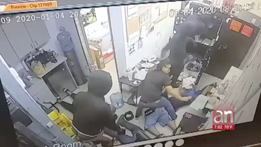 salen a la luz las imagenes de un asalto a una tienda t-mobile en hialeah