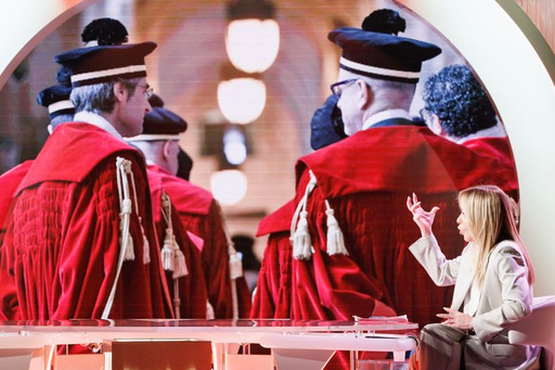 La primera ministra de Italia, Giorgia Meloni, habla sobre el próximo referendo sobre una reforma judicial en el programa televisivo de RAI Cinque minuti (Cinco minutos), en Roma, el viernes 20 de marzo de 2026. (Roberto Monaldo /LaPresse via AP)