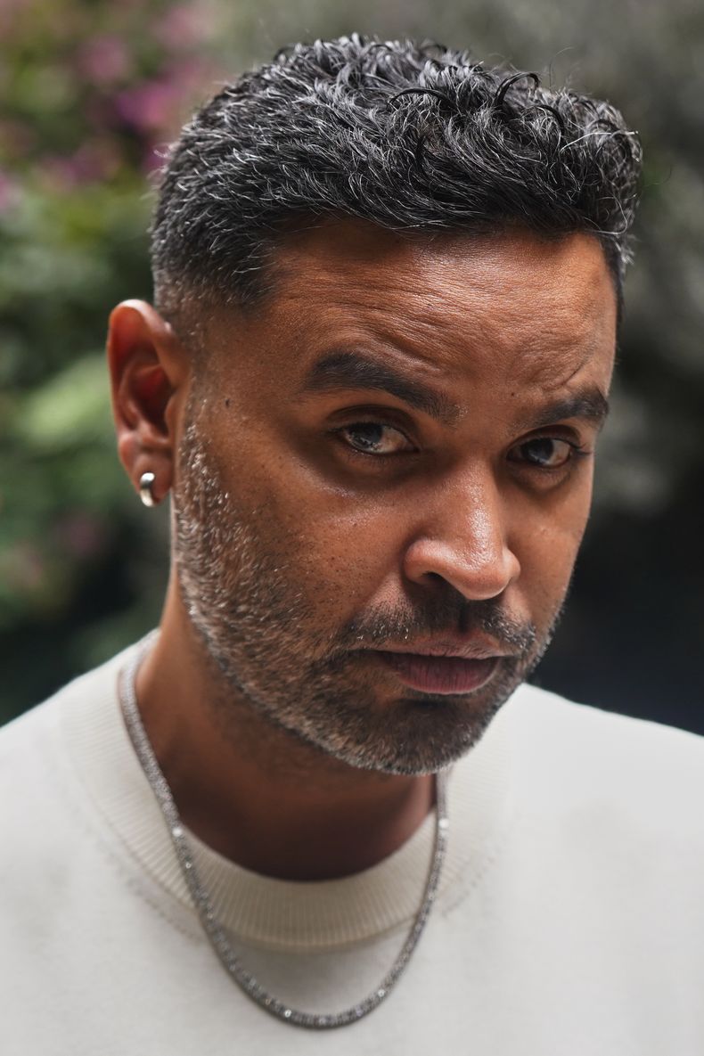 El reggaetonero puertorriqueño Zion posa para un retrato en la Ciudad de México, el 25 de septiembre de 2025. (Foto AP/Jon Orbach)