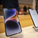 ARCHIVO - El iPhone 14, el iPhone 14 Pro y el iPhone 14 Pro Max en la tienda de Apple en la Quinta Avenida de Nueva York, el viernes 16 de septiembre de 2022. (AP Foto/Yuki Iwamura, Archivo)