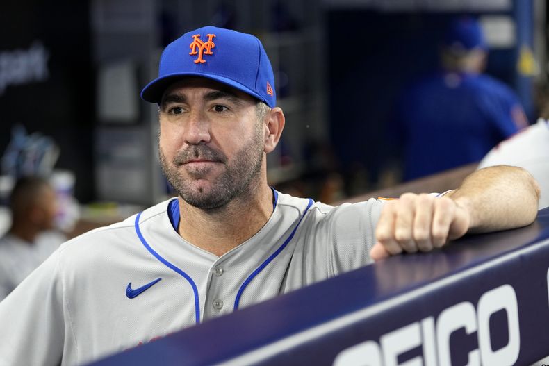 Justin Verlander, de los Mets de Nueva York, mira desde la cueva, antes del juego inaugural de la campaña ante los Marlins de Miami, el jueves 30 de marzo de 2023 (AP Foto/Lynne Sladky)