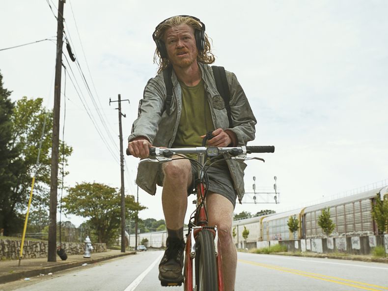 Esta imagen publicada por Focus Features muestra a Jesse Plemons en una escena de Bugonia.(Focus Features via AP)