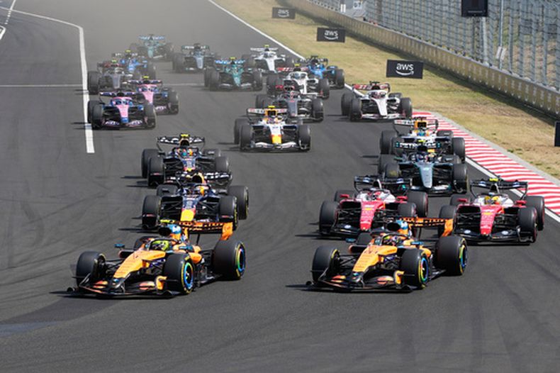 El piloto de McLaren Lando Norris lidera en la largada del Gran Premio de Hungría, el domingo 26 de julio de 2026. (AP Foto/Darko Bandic)