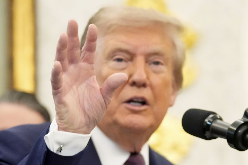 El presidente de EEUU, Donald Trump, habla durante un evento en el Despacho Oval de la Casa Blanca, en Washington, el martes 2 de septiembre de 2025. (AP Foto/Mark Schiefelbein)