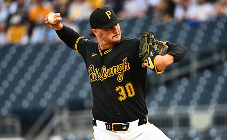 El lanzador de los Piratas de Pittsburgh, Paul Skenes, realiza un lanzamiento durante la primera entrada de un partido de béisbol contra los Rockies de Colorado en Pittsburgh, el martes 12 de mayo de 2026. (Foto AP/Justin Berl)