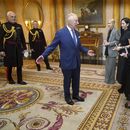 El rey Carlos III de Gran Bretaña presenta a las integrantes de la banda de K-Pop Blackpink, desde el fondo, Rose (Roseanne Park), Jisoo Kim, Jennie Kim y Lisa (Lalisa Manoban), la Orden del Imperio Británico, en el Palacio de Buckingham, en Londres, el 22 de noviembre de 2023. (Victoria Jones/Pool Photo vía AP)