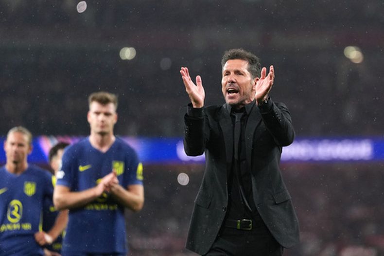 El argentino Diego Simeone, técnico del Atlético de Madrid, agradece al público tras caer ante el Arsenal en las semifinales de la Liga de Campeones, el martes 5 de mayo de 2026 (AP Foto/Alastair Grant)