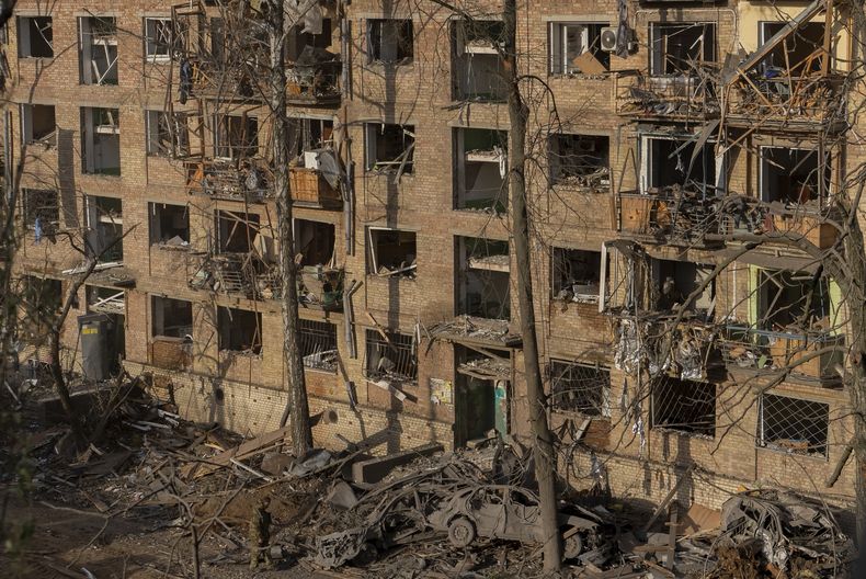 Un edificio dañado por un ataque ruso en Kiev, Ucrania, el 24 de abril del 2025. (AP foto/Alex Babenko)
