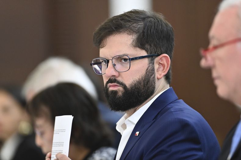 El presidente chileno Gabriel Boric se reúne con el primer ministro japonés Shigeru Ishiba, quien no aparece en la foto, en la oficina de Ishiba en Tokio el domingo 11 de mayo de 2025. (David Mareuil/Pool Photo vía AP)