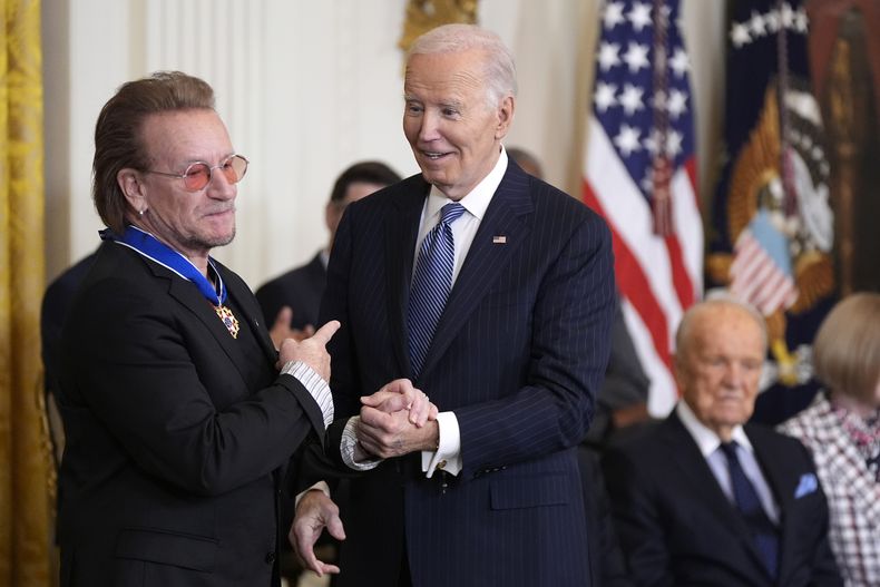 El presidente estadounidense Joe Biden observa luego de entregarle la Medalla Presidencial de la Libertad, el máximo honor civil del país, a Bono, en la Sala Este de la Casa Blanca, el sábado 4 de enero de 2025, en Washington. (AP Foto/Manuel Balce Ceneta)