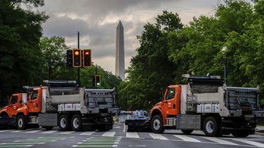 El Monumento a Washington detrás de camiones previo al desfile militar que celebra el 250mo aniversario del Ejército de Estados Unidos y coincide con el 79no cumpleaños del presidente Donald Trump, el sábado 14 de junio de 2025, en Washington. (AP Foto/Julia Demaree Nikhinson)
