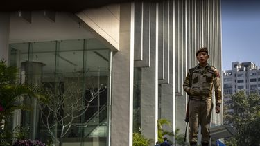 ARCHIVO - Un agente armado monta guardia ante el edificio que aloja la oficina de la BBC en Nueva Delhi, India, el 15 de febrero de 2023. La policía india allanó las oficinas de un sitio web de noticias y las viviendas de varios de sus periodistas, en lo que los críticos describieron como un ataque a uno de los pocos medios independientes que quedan en el país. Los cateos llegaban meses después de que las autoridades registraran en febrero las oficinas de la BBC en Nueva Delhi y Mumbai por acusaciones de evasión fiscal. (AP Foto/Altaf Qadri, Archivo)