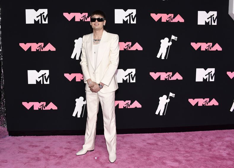 El cantante mexicano Peso Pluma llega a la entrega de los Premios MTV a Videos Musicales en el Prudential Center en Newark, Nueva Jersey, el martes 12 de septiembre de 2023. (Foto de Evan Agostini/Invision/AP)
