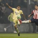 Luis Fuentes, del América, y Carlos Cisneros, del Guadalajara, se disputan un balón en el partido de vuelta de las semifinales del torneo mexicano, el domingo 21 de mayo de 2023, en la Ciudad de México. (AP Foto/Eduardo Verdugo)