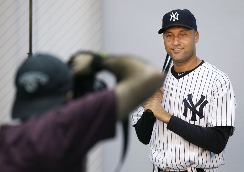 Derek Jeter, paracorto de los Yanquis de Nueva York, posa para un fot&oacute;grafo durante el D&iacute;a dr Fotos del equipo antes de una pr&aacute;ctica del entrenamiento de primavera, el s&aacute;bado 22 de febrero de 2014, en Tampa, Florida. (Foto AP/C