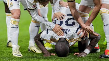 Antonio Rudiger celebra con sus compañeros del Real Madrid luego de un autogol del Celta en el partido de la Liga española, el domingo 10 de marzo de 2024. (AP Foto/Manu Fernández)