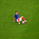 William Saliba, de la selección de Francia, se sienta en la cancha tras lesionarse durante la semifinal mundialista ante España, el martes 14 de julio de 2026 en Arlington, Texas (AP Foto/David J. Phillip)