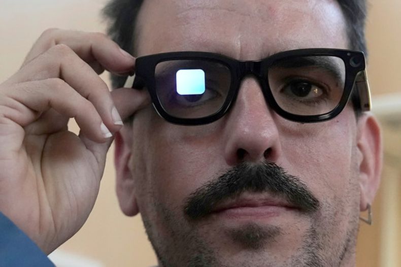 ARCHIVO - Michael Mcloughlin, de El Confidencial, recibe unas gafas de demostración de Gemini Android XR en la conferencia Google I/O en Mountain View, California, el martes 20 de mayo de 2025. (AP Foto/Jeff Chiu, Archivo)