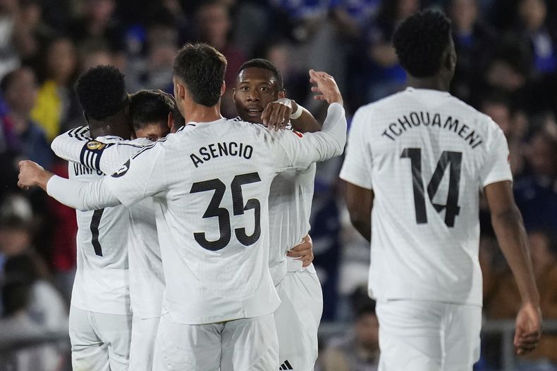 Arda Guler, del Real Madrid, festeja con sus compañeros tras anotar ante Getafe en un partido de La Liga española, el miércoles 23 de abril de 2025 (AP Foto/Manu Fernández)