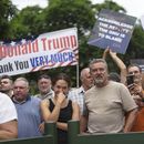 ARCHIVO - Sudafricanos blancos se manifiestan en apoyo del presidente estadounidense Donald Trump frente a la embajada de Estados Unidos, el 15 de febrero de 2025, en Pretoria, Sudáfrica. (AP Foto/Jerome Delay, archivo)