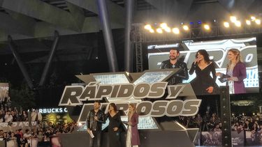 La actriz Michelle Rodríguez entre los anfitriones de la alfombra roja de la película Fast X (“Rápidos y Furiosos X” ) en la Ciudad de México el lunes 15 de mayo de 2023. (Foto AP/Berenice Bautista)