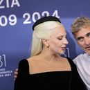 Lady Gaga, izquierda, y Joaquin Phoenix posan en la sesión fotográfica de la película Joker: Folie A Deux durante la 81ª edición del Festival de Cine de Venecia en Venecia, Italia, el miércoles 4 de septiembre de 2024. (Foto Vianney Le Caer/Invision/AP)