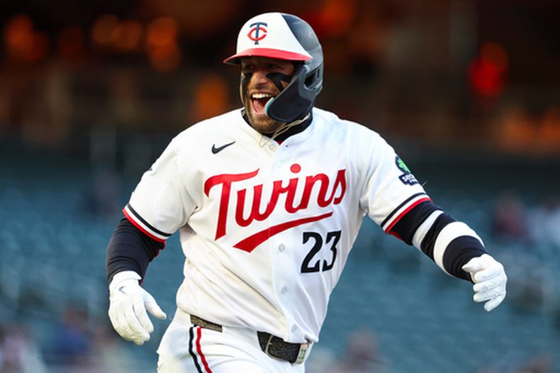 Royce Lewis, de los Mellizos de Minnesota, celebra tras conectar un sencillo para impulsar dos carreras durante la primera entrada de un juego de béisbol contra los Tigres de Detroit, el miércoles 8 de abril de 2026, en Minneapolis. (Foto AP/Ellen Schmidt)