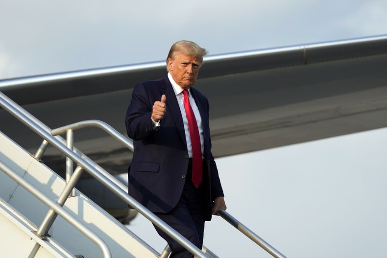 El expresidente Donald Trump baja de su avión a su llegada al Aeropuerto Internacional Hartsfield-Jackson, el jueves 24 de agosto de 2023, en Atlanta. (AP Foto/Alex Brandon)