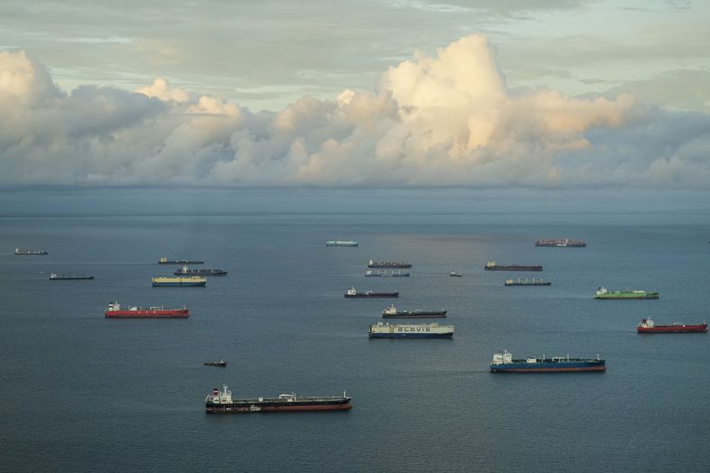 Buques de carga esperan para transitar por el Canal de Panamá en la Ciudad de Panamá, el viernes 28 de junio de 2024. (Foto AP/Matías Delacroix)