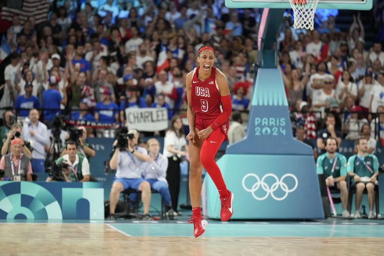 La estadounidense Aja Wilson (9) reacciona durante la final contra Francia en el baloncesto femenino de los Juegos Olímpicos de París, el domingo 11 de agosto de 2024. (AP Foto/Mark J. Terrill)