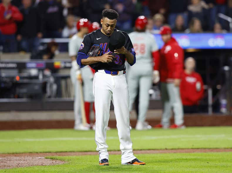 El relevista de los Mets de Nueva York Edwin Díaz tras permitir carreras ante los Filis de Filadelfia, el lunes 13 de mayo de 2024, en Nueva York. (AP Foto/Noah K. Murray)