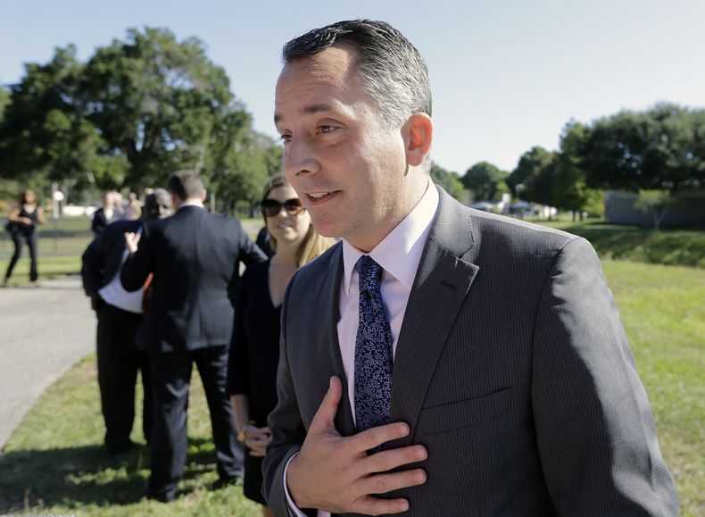 ARCHIVO - En esta imagen, tomada el 20 de octubre de 2015, el entonces representante republicano David Jolly, habla con reporteros tras asistir a una conferencia de prensa del exgobernador de Florida, Charlie Crist, en St. Petersburg, Florida. (AP Foto/Chris OMeara, archivo)