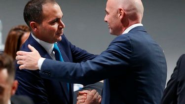 ARCHIVO - Gianni Infantino (derecha), tras ser elegido presidente de la FIFA, recibe el saludo del príncipe jordano Ali Al-Hussein, su rival durante el Congreso de la FIFA, el 26 de febrero de 2016, en Zúrich, Suiza. (AP Foto/Michael Probst)
