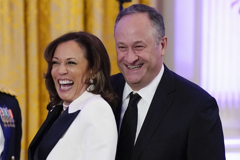 La vicepresidenta estadounidense Kamala Harris con su esposo Doug Emhoff en la Casa Blanca en Washington el 11 de febrero del 2023. (Foto AP/Manuel Balce Ceneta)