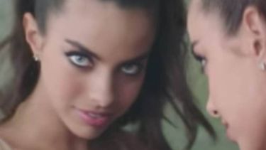 modelo boricua alborota video de felices los 4
