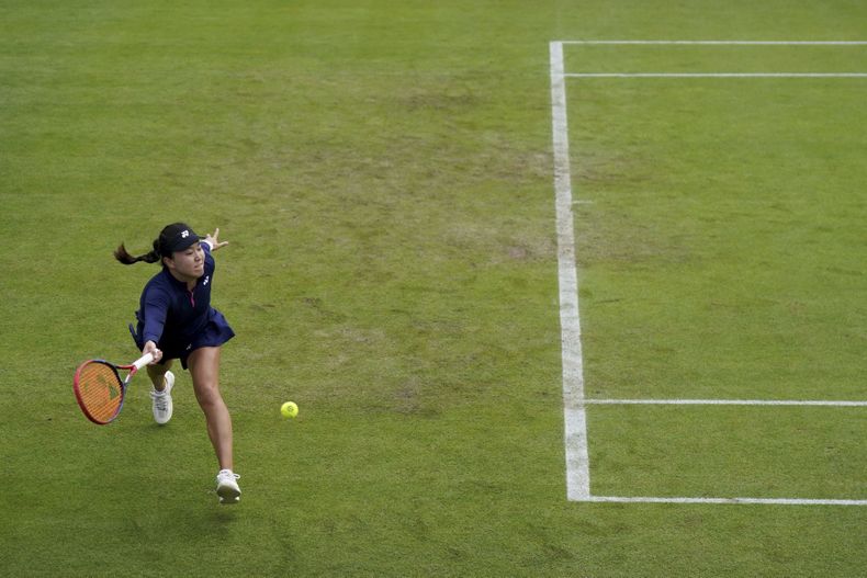 La china Lin Zhu enfrenta a la británica Katie Boulter en el torneo de Birmingham, Inglaterra, el martes 20 de junio de 2023 (Jacob King/PA via AP)