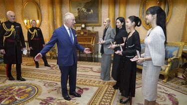 El rey Carlos III de Gran Bretaña presenta a las integrantes de la banda de K-Pop Blackpink, desde el fondo, Rose (Roseanne Park), Jisoo Kim, Jennie Kim y Lisa (Lalisa Manoban), la Orden del Imperio Británico, en el Palacio de Buckingham, en Londres, el 22 de noviembre de 2023. (Victoria Jones/Pool Photo vía AP)