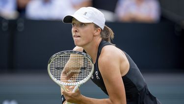 La polaca Iga Swiatek corre hacia la bola en el encuentro ante la suiza Jil Teichmann en el torneo Abierto Bad Homburg el miércoles 28 de junio del 2023. (AP Foto/Michael Probst)