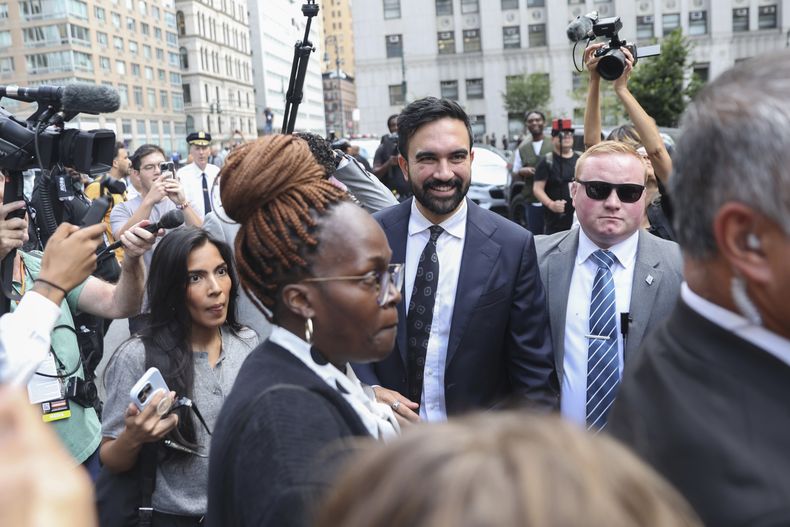 El candidato demócrata a la alcaldía de la Ciudad de Nueva York, Zohran Mamdani, llega a la Marcha en Wall Street, el jueves 28 de agosto de 2025, en Nueva York. (AP Foto/Heather Khalifa)