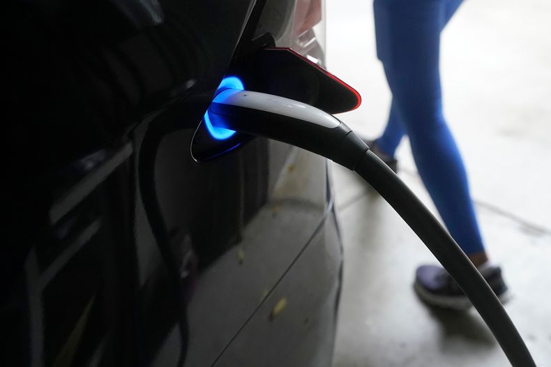 ARCHIVO - Un auto Tesla se carga en una casa en San Francisco, el 25 de agosto de 2022. (Foto AP/Jeff Chiu, Archivo)