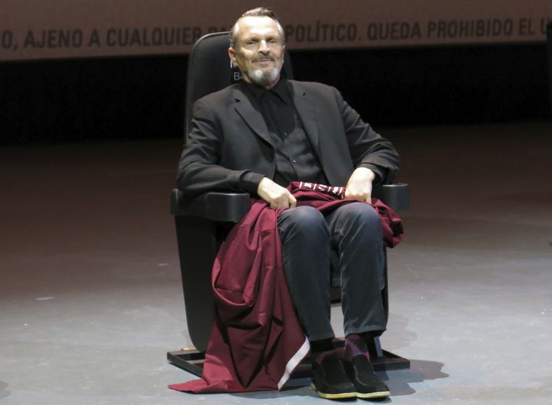 El cantante y actor español Miguel Bosé devela una butaca con su nombre durante una charla sobre la película Tacones lejanos en el Festival Internacional de Cine de Morelia en Morelia, México, el lunes 23 de octubre de 2023. (Foto AP/Berenice Bautista)