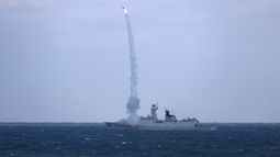 En esta fotografía publicada por la agencia de noticias china Xinhua, la fragata naval china Binzhou participa en ejercicios navales conjuntos con buques de guerra rusos en el Mar de China Oriental el 27 de diciembre de 2022. (Xu Wei/Xinhua vía AP, Archivo)