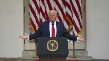 Trump amenaza con más regulación tras etiqueta de Twitter