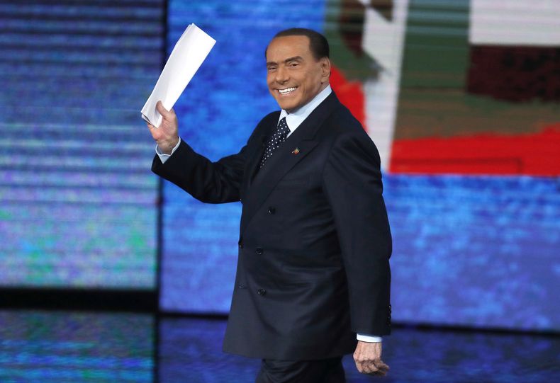 ARCHIVO - El exprimer ministro italiano Silvio Berlusconi saluda a su llegada al programa Che Tempo che FA de la televisión estatal italiana RAI TV, el 26 de noviembre de 2017, en Milán, Italia. (AP Foto/Antonio Calanni, archivo)