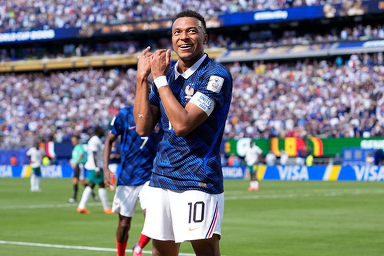 El francés Kylian Mbappé celebra después de anotar el primer gol de su equipo en el partido entre Francia y Senegal por el Grupo I del Mundial, el martes 16 de junio de 2026, en East Rutherford, Nueva Jersey. (AP Foto/Frank Franklin II)