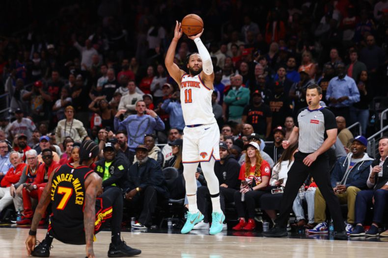 El base de los Knicks de Nueva York Jalen Brunson lanza el balón ante el base de los Hawks de Atlanta Nickeil Alexander-Walker el lunes 6 de abril del 2026. (AP Foto/Colin Hubbard)