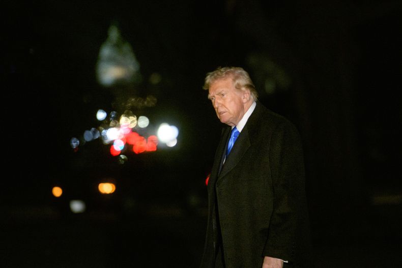 El presidente Donald Trump camina desde el Marine One a su llegada al jardín sur de la Casa Blanca en Washington, el domingo 2 de febrero de 2025. (AP Foto/Rod Lamkey, Jr.)