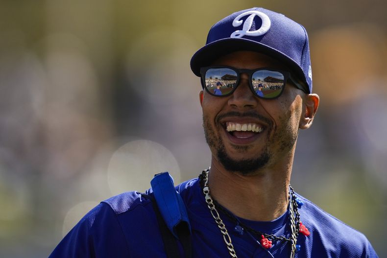 Mookie Betts, campocorto de los Dodgers de Los Ángeles, previo a un juego en los entrenamientos de primavera contra los Cachorros de Chicago, el jueves 20 de febrero de 2025, en Glendale, Arizona. (AP Foto/Ashley Landis)
